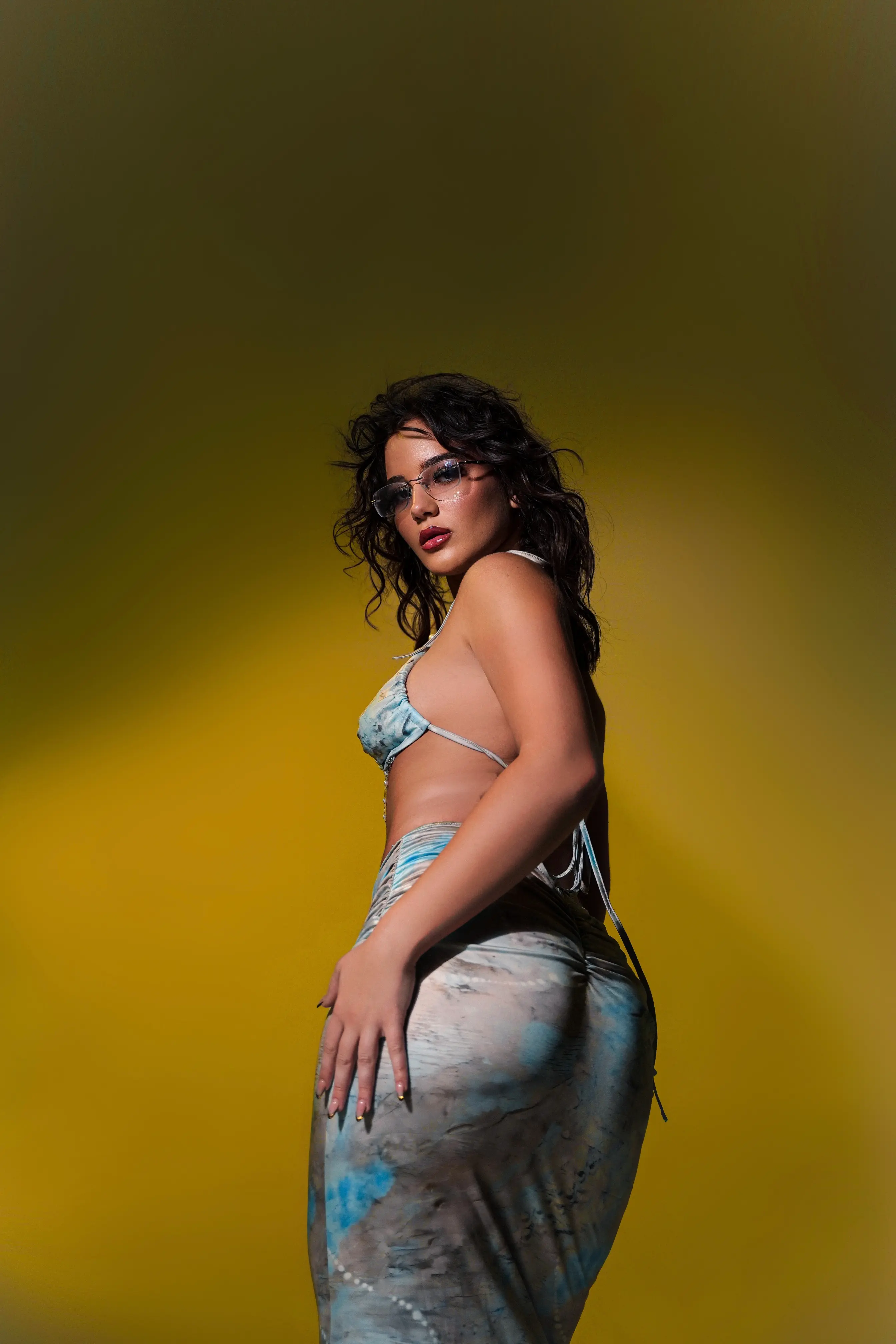 Statement color portrait Miami — glossy rim light, elegant curve